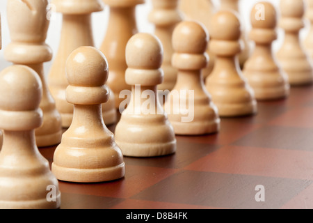 Échiquier en bois classique avec pièces d'échecs contre un arrière-plan Banque D'Images