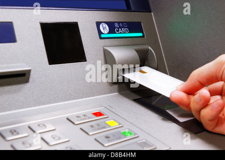 Insérer la carte dans un distributeur de billets Banque D'Images
