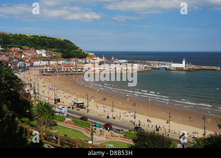 Scarborough beach sur une journée ensoleillée à partir de ci-dessus, y compris le port et château Banque D'Images