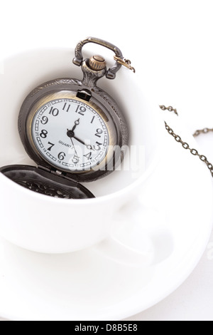 Montre de poche dans une tasse à café Banque D'Images