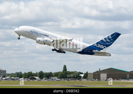 Un avion de ligne Airbus A380 décolle pour effectuer une démonstration au salon du Bourget. Banque D'Images
