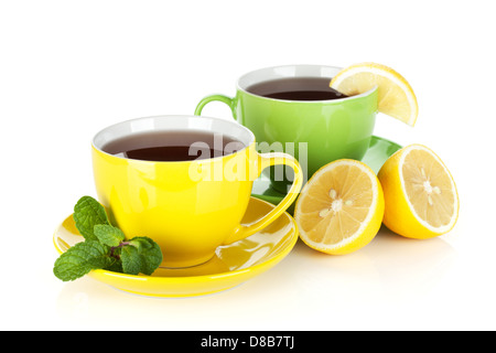 Deux tasses de thé coloré avec du citron et de la menthe. Isolé sur fond blanc Banque D'Images
