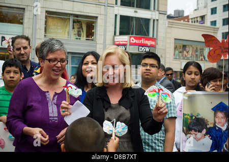 Le sénateur américain Kirsten Gillibrand, centre, et les familles immigrantes et leurs partisans rassemblement pour la réforme de l'immigration Banque D'Images