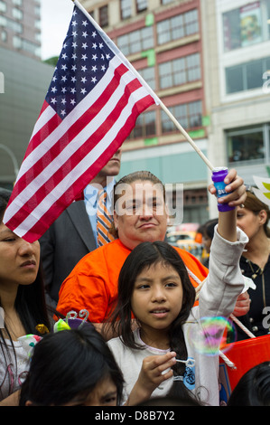 Les familles immigrantes et leurs partisans rassemblement pour la réforme de l'immigration à garder les familles unies à Union Square Park à New York Banque D'Images