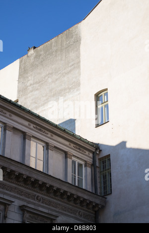 Un bâtiment casting shadows sur propriété voisine dans le soleil du soir Banque D'Images