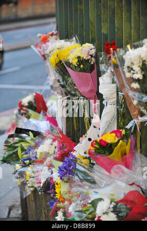 Woolwich, Londres, Royaume-Uni. 23 mai 2013. Les fleurs sont laissés par les bienfaiteurs le long des rampes près de l'endroit où le batteur Lee Rigby du 2e Bataillon du Régiment royal de fusiliers a été tué hier à l'extérieur des casernes de Woolwich. Crédit : Matthieu Chattle/Alamy Live News Banque D'Images