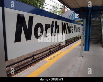 La gare Metro-North plate-forme à North White Plains, New York, USA, 22 mai 2013, 2012, © Katharine Andriotis Banque D'Images