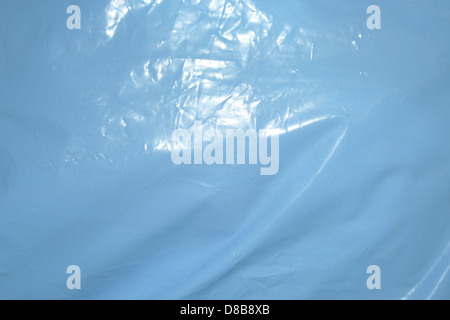 Gros plan d'une texture plastique bleu bébé, affichant des caractéristiques lisses, brillantes et réfléchissantes. Cette image met en valeur la teinte douce et pastel et les détails subtils de la matière plastique. Banque D'Images