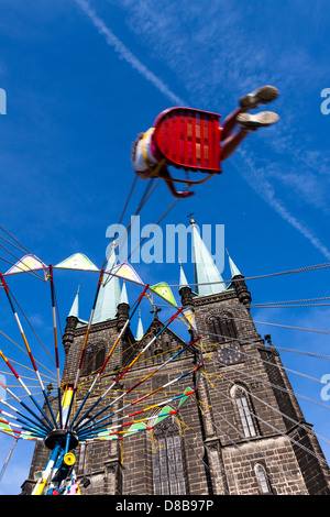 Carrousel de la chaîne en pèlerinage à l'église en ville Chrudim, République Tchèque Banque D'Images