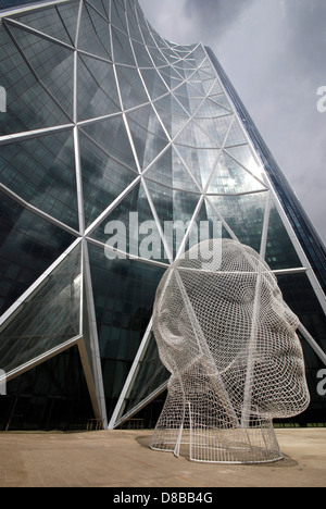 Un mètre douze mesh sculpture d'une tête de jeune fille par l'artiste espagnol Jaume Plensa se tient juste en face de l'Arc de Calgary. Banque D'Images