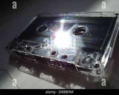 Gros plan d'une cassette, un support d'enregistrement audio vintage connu pour sa taille compacte et la bande magnétique à l'intérieur. La bande est souvent utilisée pour des enregistrements musicaux ou vocaux, généralement lus dans des lecteurs de cassettes. Banque D'Images
