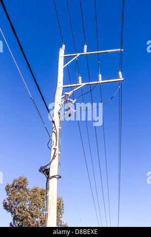 Phase trois poteaux de distribution électrique au plafond et les câbles, Sunbury, Victoria, Australie Banque D'Images