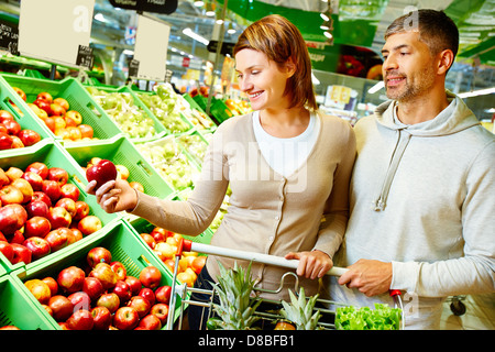 Image couple pommes en supermarché Banque D'Images