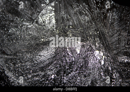 Un gros plan de cristaux de glace complexes, mettant en évidence les motifs délicats et uniques formés par les températures glaciales. Banque D'Images