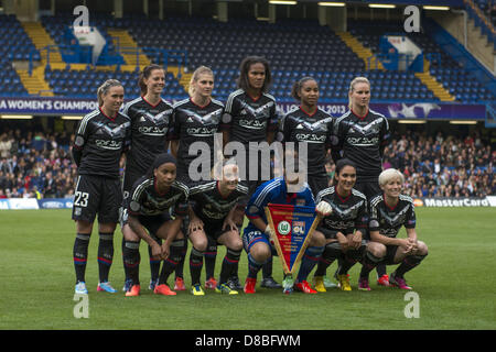 Stamford Bridge, Londres, Royaume-Uni. Le 23 mai 2013. L'équipe Lyon line-up du groupe, le 23 mai 2013 - Football : l'équipe de soccer / Lyon groupe (L-R) Camille Abily, Lotta Schelin, Corine Franco, Wendie Renard, Laura Georges, Amandine Henry, Elodie Thomis ; avant, Sonia Bompastor, Sarah Bouhaddi, Louisa Necib, Megan Rapinoe posent avant l'UEFA Women's Champions League match final entre VfL Wolfsburg 1-0 Olympique Lyonnais à Stamford Bridge à Londres, Angleterre. (Photo de Maurizio Borsari/AFLO/Alamy Live News) Banque D'Images