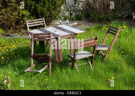 Envahi par la pelouse avec chaises et tables de jardin non utilisés, Banque D'Images