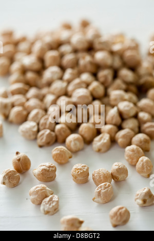 Libre d'un tas de pois chiches cuits sur une surface de table blanc. Banque D'Images