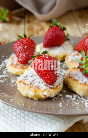 Gâteau au fromage fait maison avec une fraise mûre, de l'alimentation libre Banque D'Images