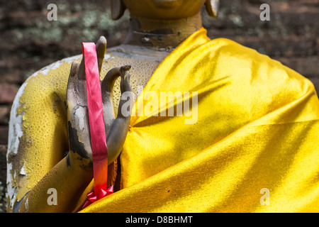 Garland l'usure de main de Bouddha Doré Banque D'Images