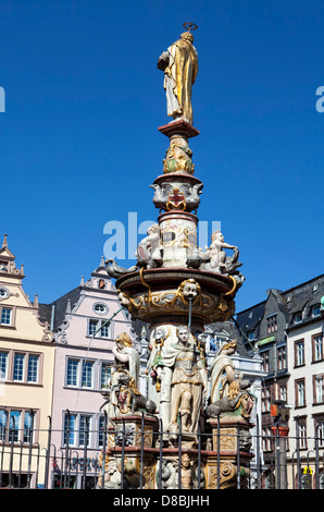 Petrusbrunnen fontaine sur la place Hauptmarkt, Steipe, Trèves, Rhénanie-Palatinat, Allemagne, Europe Banque D'Images