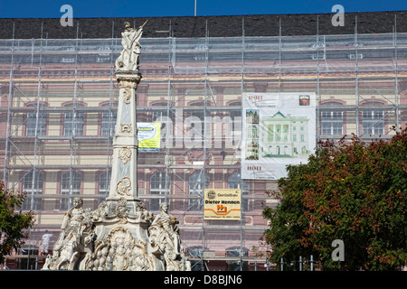 La rénovation de bâtiments, l'échafaudage, Georgsbrunnen fontaine, Trèves, Rhénanie-Palatinat, Allemagne, Europe Banque D'Images
