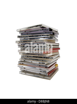 Pile de disque compact en plastique couvre isolé sur fond blanc. Banque D'Images