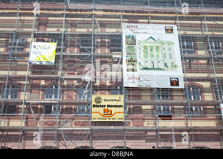 La rénovation de bâtiments, l'échafaudage, Georgsbrunnen fontaine, Trèves, Rhénanie-Palatinat, Allemagne, Europe Banque D'Images