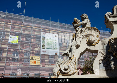 La rénovation de bâtiments, l'échafaudage, Georgsbrunnen fontaine, Trèves, Rhénanie-Palatinat, Allemagne, Europe Banque D'Images