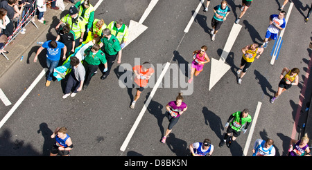 Marathon de Londres 2013 runner est stretchered loin après s'effondrer sur Victoria Embankment angleterre Europe Banque D'Images