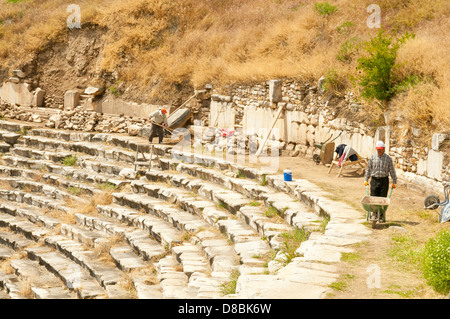 Les travailleurs en théâtre, archéologique, Geyre Aphrodisias, Turquie Banque D'Images