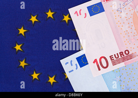 Billets en euros sur un drapeau de l'Union européenne Banque D'Images