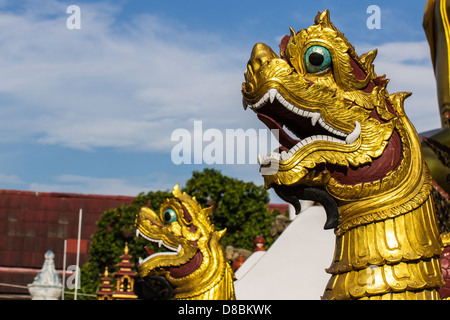 L'art thaï, Naka statue on staircase Banque D'Images