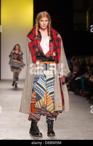 Londres, Royaume-Uni. 23 mai 2013. Par Claire Womenswear Histoire. Le BA (Hons) Fashion Design students montrer leurs collections à l'Université de Westminster Graduate Fashion Show. Photo : Alamy/CatwalkFashion Live News Banque D'Images