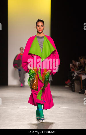 Londres, Royaume-Uni. 23 mai 2013. Par Chloe Womenswear Bayles. Le BA (Hons) Fashion Design students montrer leurs collections à l'Université de Westminster Graduate Fashion Show. Photo : Alamy/CatwalkFashion Live News Banque D'Images