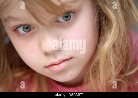 Closeup portrait du petit blond Caucasian girl in pink Banque D'Images