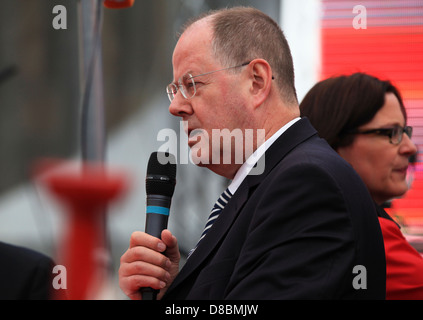 Peer Steinbrück (SPD) s'exprimant à l'occasion du 150e anniversaire du Parti Social-démocrate d'Allemagne, à Leipzig, Allemagne. Banque D'Images