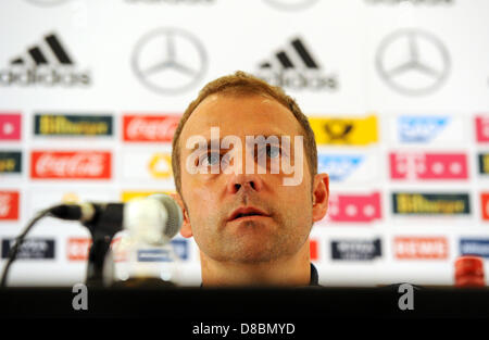 L'entraîneur adjoint de l'Allemagne Hans-Dieter Flick parle lors d'une conférence de presse au cours d'une session de pratique de l'allemand national soccer squad au St Regis Hotel à Miami, Floride, USA, 23 mai 2013. L'Allemagne est l'équipe les tournées à travers les États-Unis jusqu'au 3 juin 2013. Photo : Thomas Eisenhuth Banque D'Images