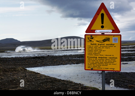 Véhicule 4x4 La négociation d'un franchissement de la rivière, des montagnes, le nord de l'Islande Banque D'Images