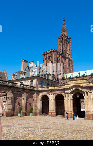 Cour du Palais des Rohan à l'arrière-plan Cathédrale Notre Dame Strasbourg, Alsace, France Banque D'Images