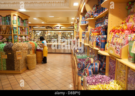 La Cure Gourmande Biscuitier Sucrecuitier candy shop, Strasbourg, Alsace, France, Europe Banque D'Images