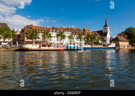 Quai des pêcheurs, les pêcheurs quay avec barges sur l'Ill et le bord de l'eau Strasbourg Alsace France Europe maisons Banque D'Images