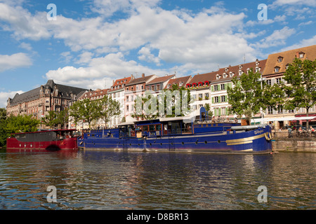 Quai des pêcheurs, les pêcheurs quay avec barges sur l'Ill et le bord de l'eau Strasbourg Alsace France Europe maisons Banque D'Images