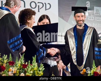 Rehovot, Israël. 23-mai-2013. Étudiant au doctorat reçoit un certificat d'excellence à l'attribution de 2013 degrés cérémonie à la Feinberg Graduate School. Rehovot, Israël. 23-mai-2013. Remise des diplômes à la Feinberg Graduate School, le volet éducatif de l'Institut Weizmann, fondée en 1958 et représentée comme un institut d'enseignement supérieur dans l'État de New York et accrédité par le Conseil d'Israël pour l'enseignement supérieur.Credit:Alon Nir/Alamy Live News Banque D'Images