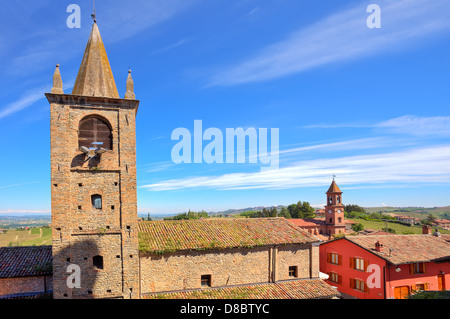 Vieille brique beffroi et église abandonnée n ville de Serralunga D'Alba sur les collines du Piémont en Italie du Nord. Banque D'Images