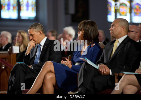 Le président américain Barack Obama et la Première Dame Michelle Obama assister à un service de prière interconfessionnelle dédiée aux victimes des attentats du Marathon de Boston à la cathédrale de la Sainte Croix, 18 avril 2013 à Boston, MA. Gouverneur du Massachusetts Deval Patrick est assis à droite. Banque D'Images