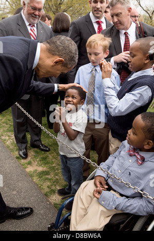 Le président américain Barack Obama accueille le public après une cérémonie en l'honneur du Champion National BCS 2012 Université de l'Alabama Crimson Tide de l'équipe de football sur leur 15e championnat sur la pelouse Sud de la Maison Blanche le 15 avril 2013 à Washington, DC. Banque D'Images