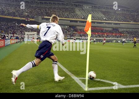 (Dossier) David Beckham, 38 ans, doit prendre sa retraite à la fin de l'actuelle saison de football après une brillante carrière. Beckham a fait 115 apparitions pour l'Angleterre et 394 pour Manchester United et a également joué pour le Real Madrid, Los Angeles Galaxy, l'AC Milan et Paris Saint Germain. David Beckham /2002 FIFA World CUP Danemark 0-3 angleterre ,Niigata 2002/06/15 (C) Enrico Calderoni/AFLO SPORT(391) Banque D'Images