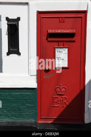 Mur de postbox avec distributeur automatique de timbres Ironbridge Gorge d'Ironbridge Shropshire Banque D'Images