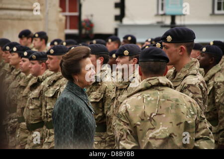 Abingdon, Oxford, UK. 24 mai 2013. La princesse Anne a donné des médailles d'honneur aux soldats après leur tour de service à Abingdon, Oxford/Lusabia Crédit : Pete Alamy Live News Banque D'Images
