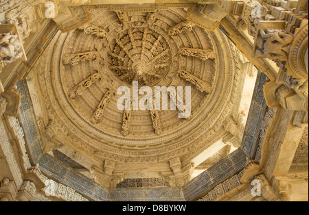 Plafond dans Ranakpur temple Chaumukha, Rajasthan Banque D'Images